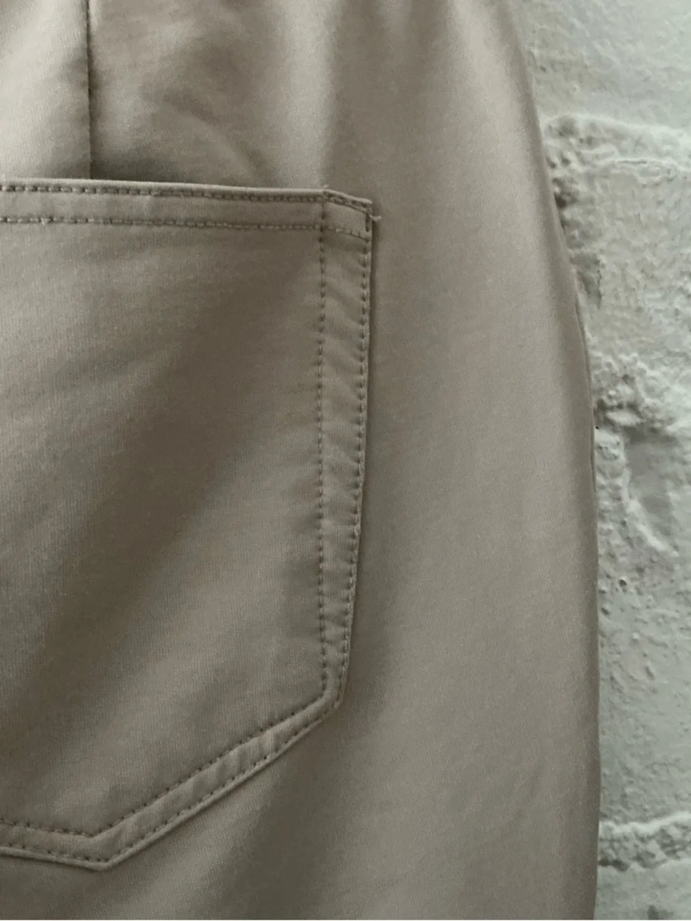 HUE Beige Ankle Cropped Ponte Pants